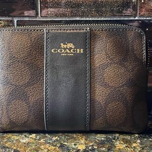 Coach signature wristlet. Used once.
Perfect.